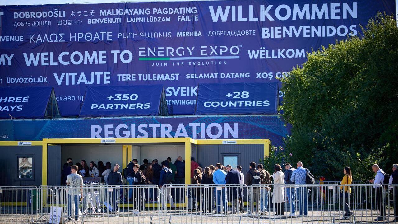 Vizitatori la coadă pentru înregistrare la ENERGY EXPO 2026, ROMAERO Băneasa