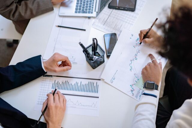 Promovare, job nou, mutare laterală sau recalificare: patru rute comparate